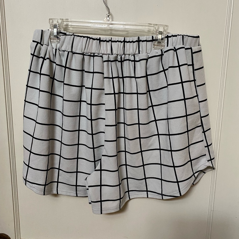 SHEIN 4X white black stripe tie shorts